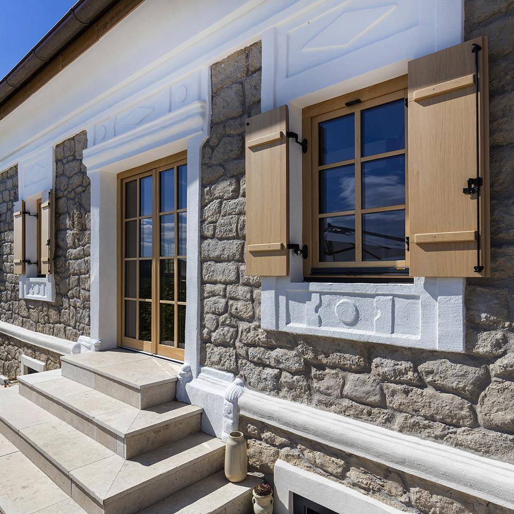 Altes restauriertes Winzerhaus in der steirischen Hügellandschaft