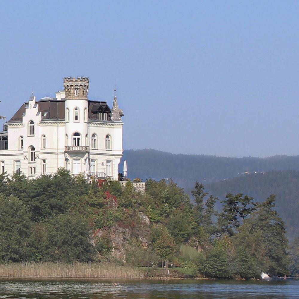 Geschichtsträchtiges Schloss am See