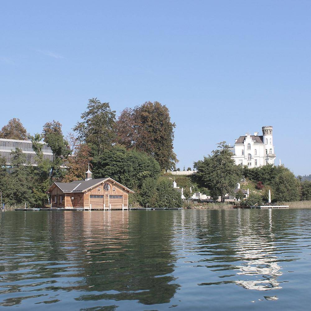 Geschichtsträchtiges Schloss am See