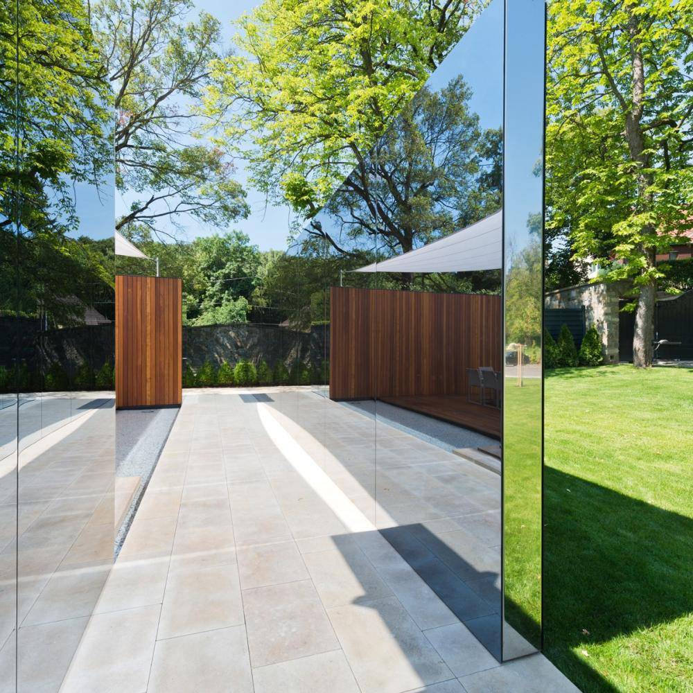 Moderne Aussenanlage eines Schlosses