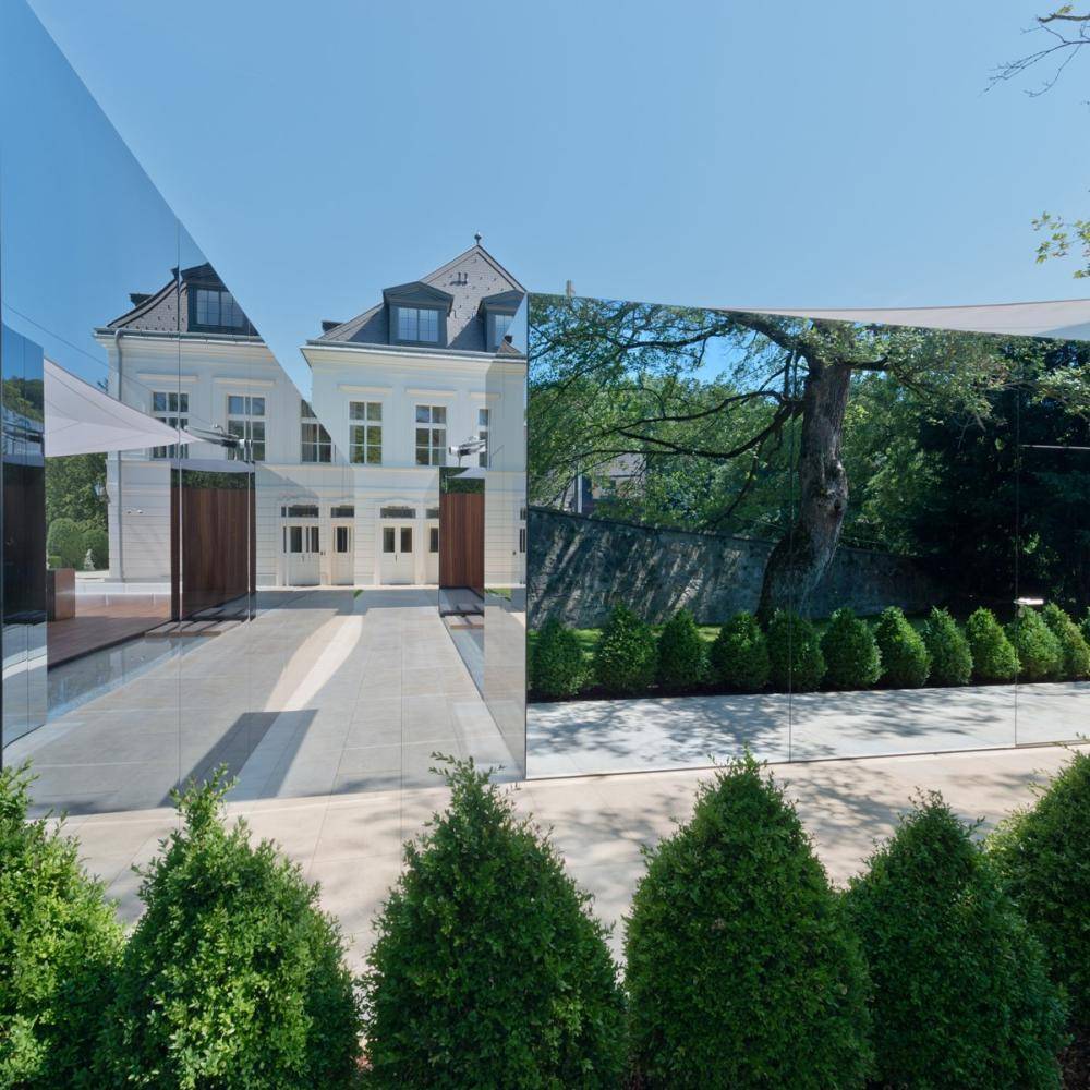 Moderne Aussenanlage eines Schlosses