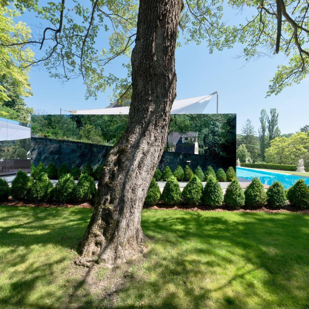 Moderne Aussenanlage eines Schlosses