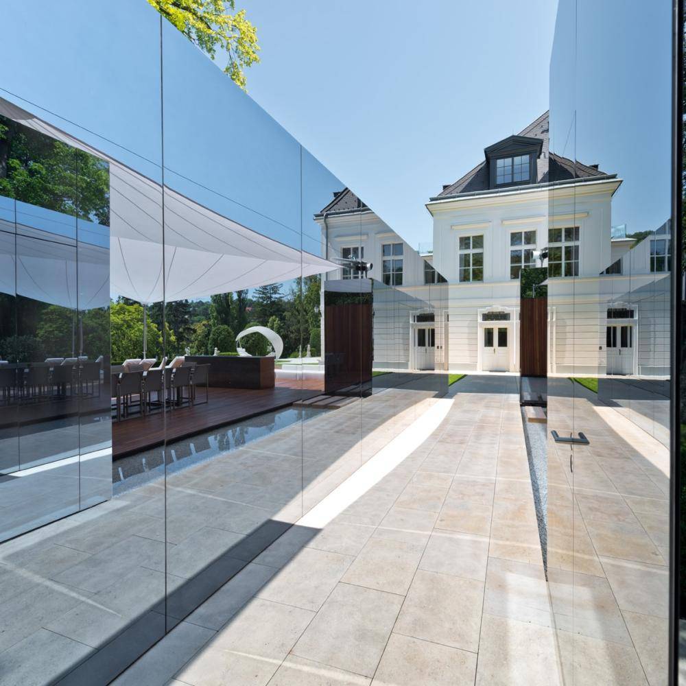 Moderne Aussenanlage eines Schlosses