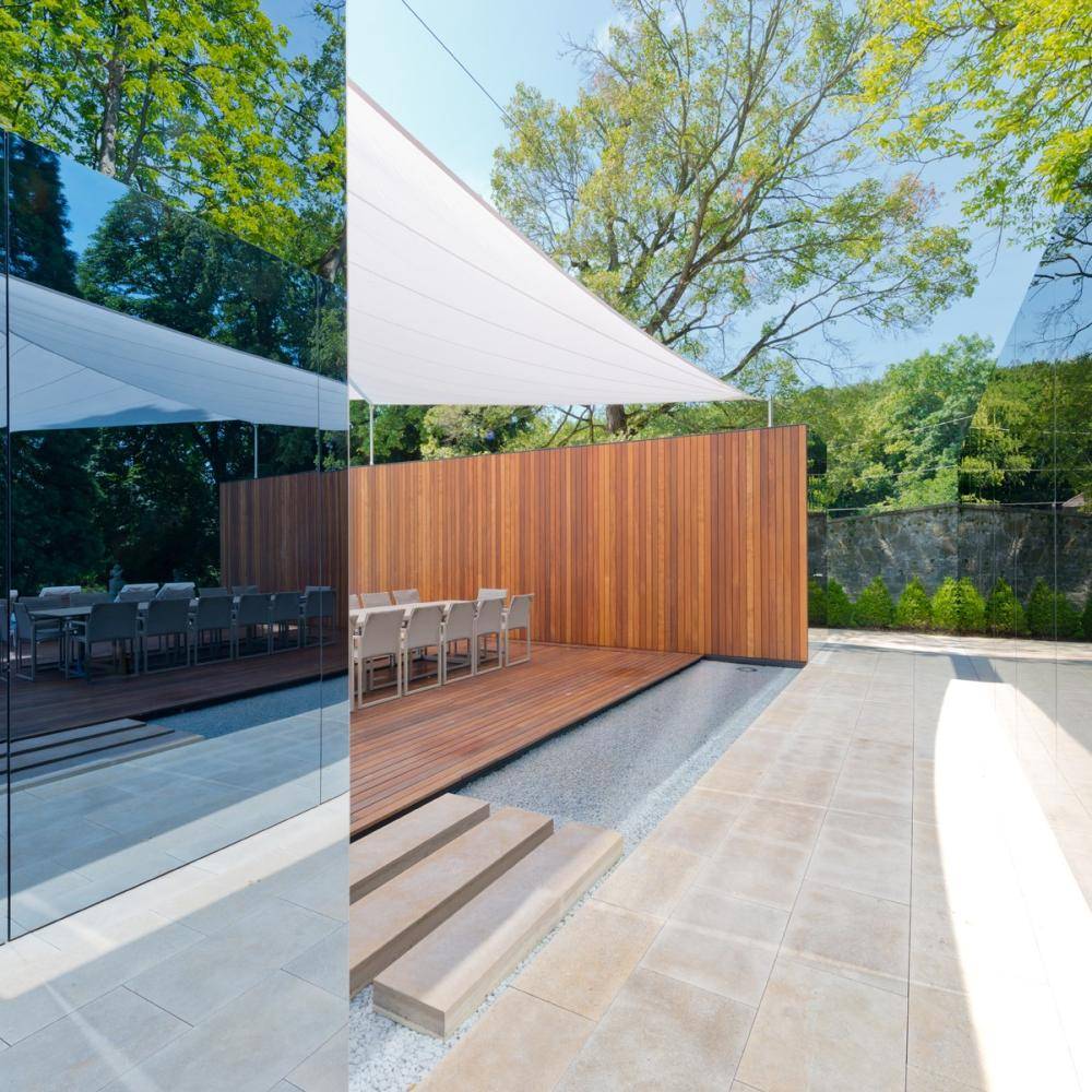 Moderne Aussenanlage eines Schlosses