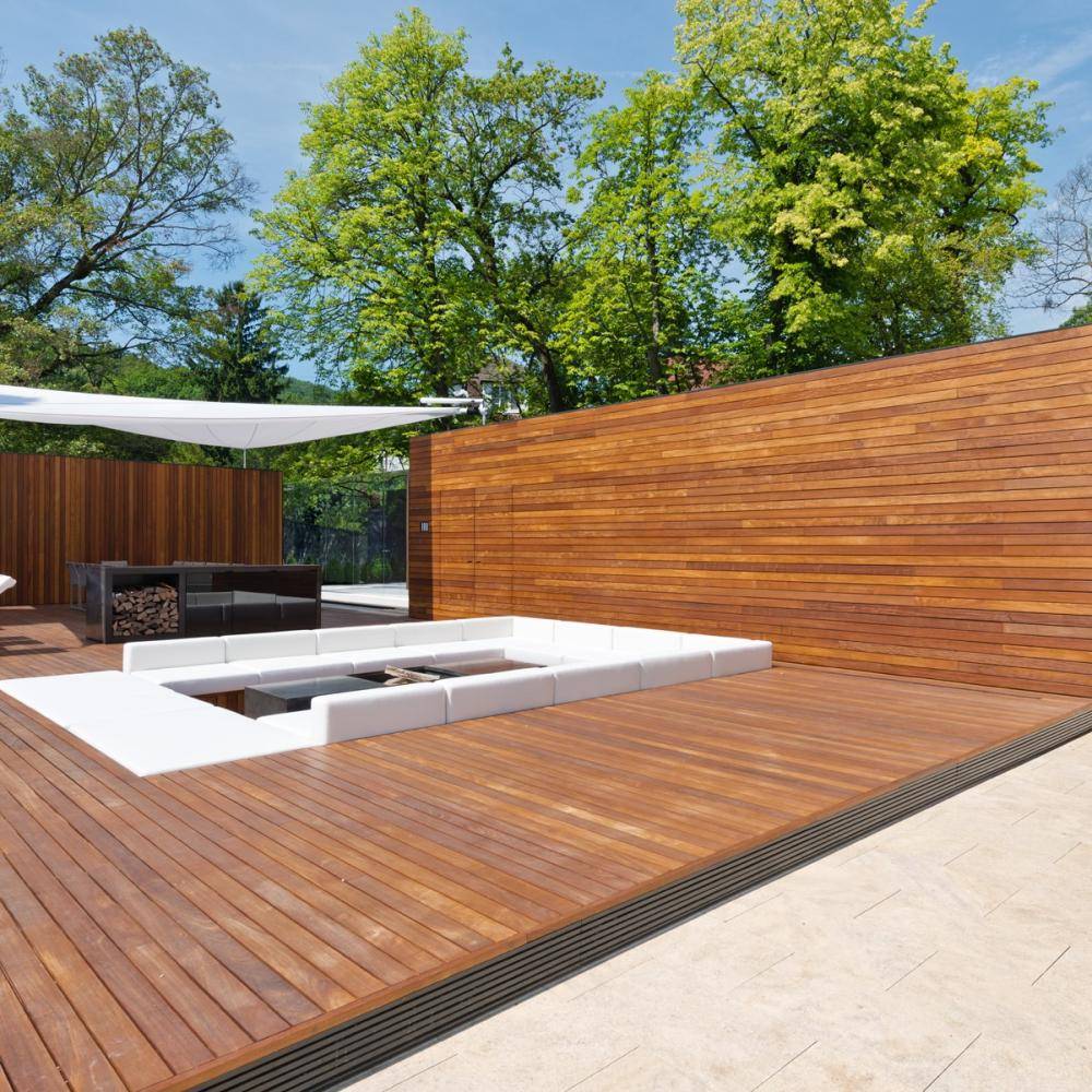 Moderne Aussenanlage eines Schlosses