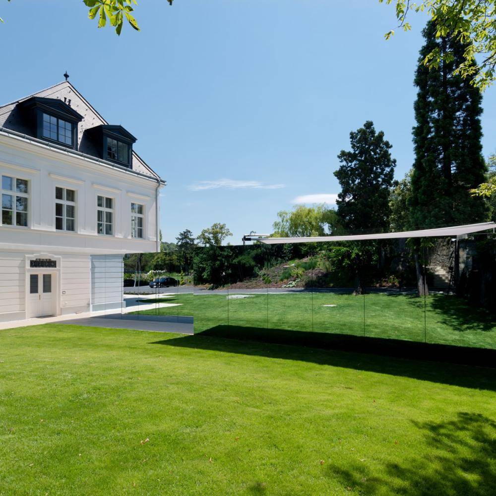 Moderne Aussenanlage eines Schlosses