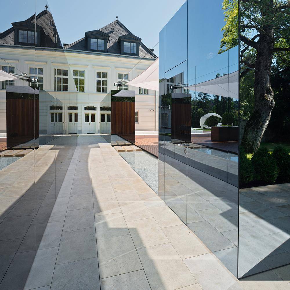 Moderne Aussenanlage eines Schlosses