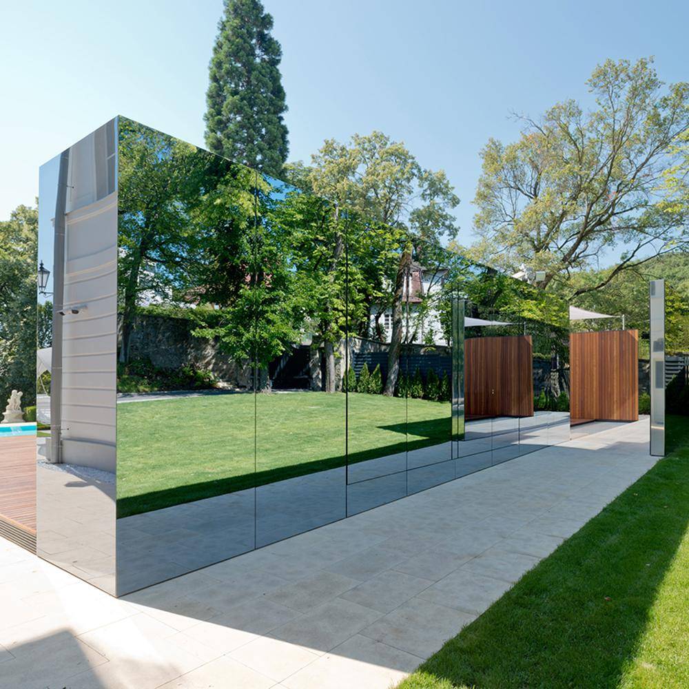 Moderne Aussenanlage eines Schlosses