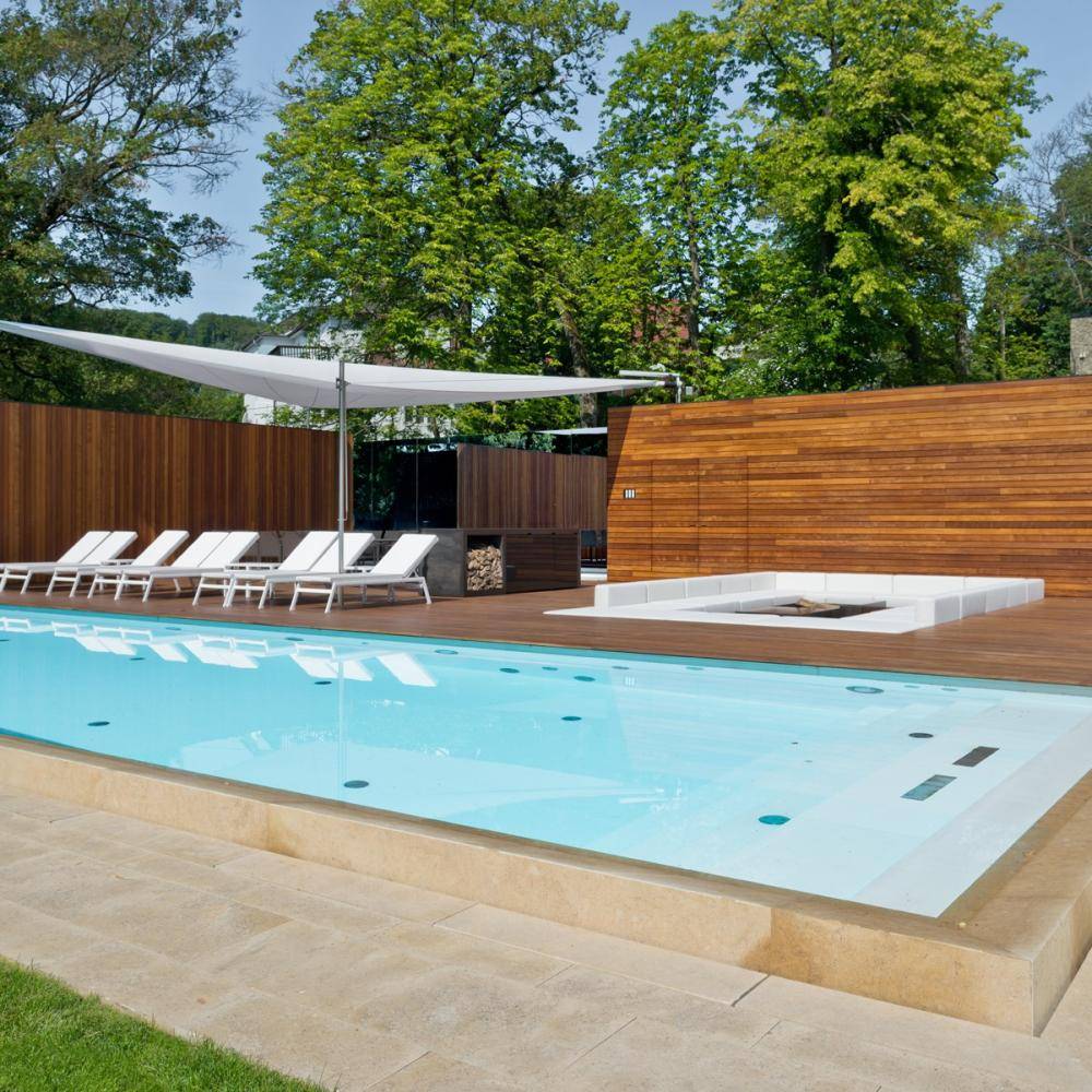 Moderne Aussenanlage eines Schlosses