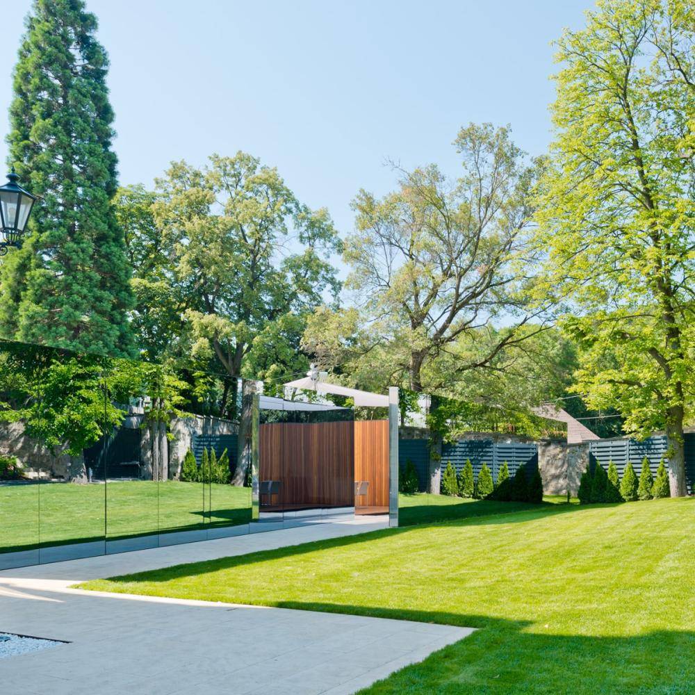 Moderne Aussenanlage eines Schlosses