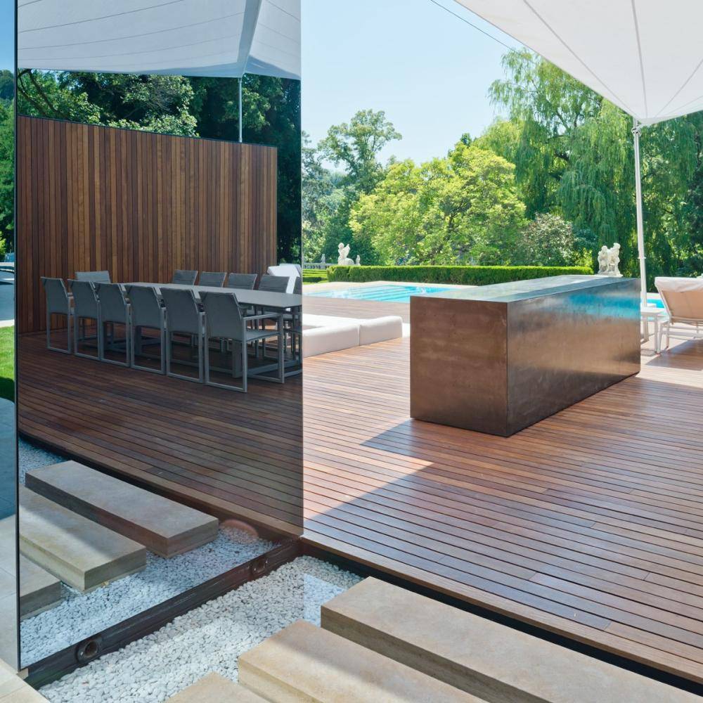 Moderne Aussenanlage eines Schlosses