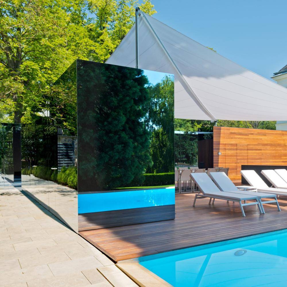 Moderne Aussenanlage eines Schlosses