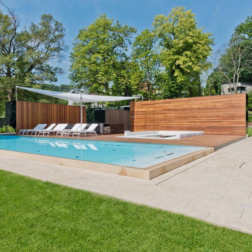 Moderne Aussenanlage eines Schlosses