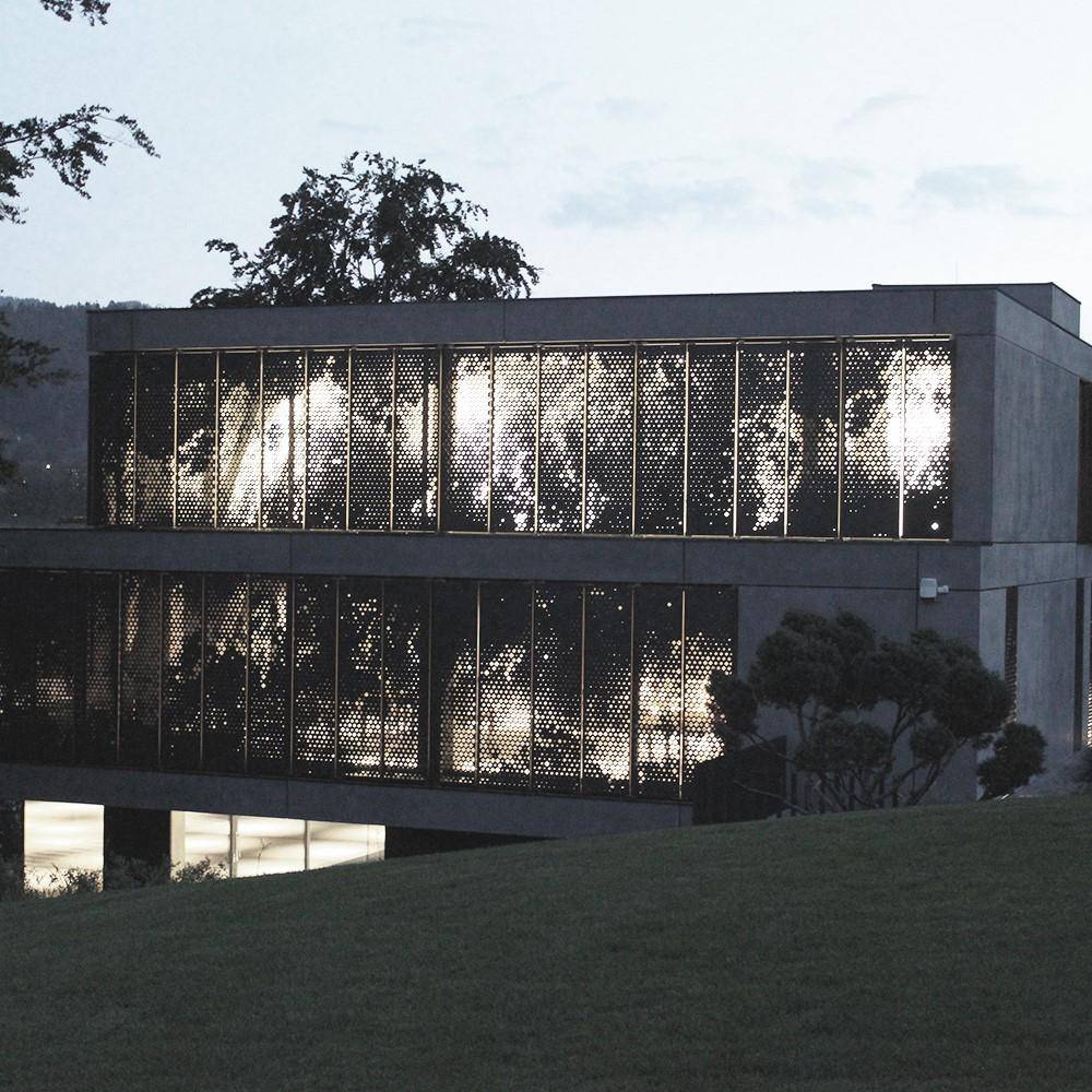 Modernes Wohnhaus am See