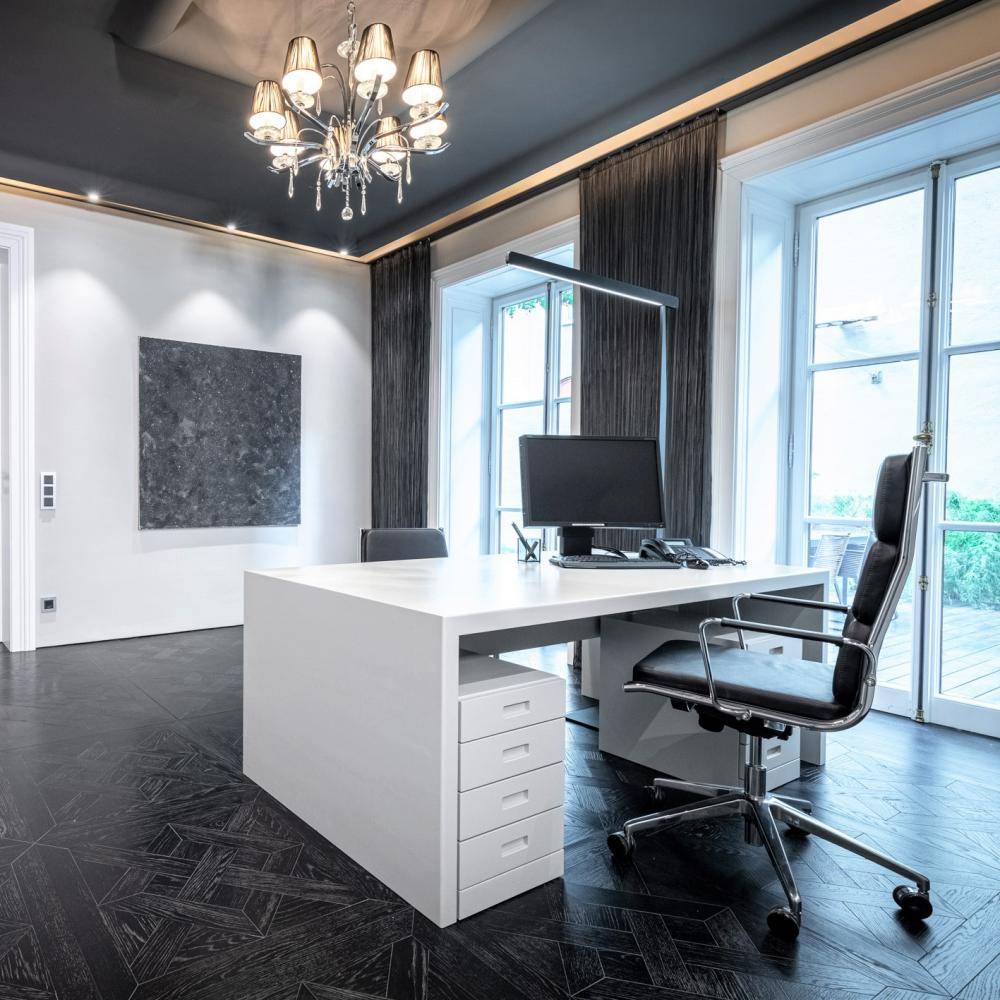 Ruhige Büroräumlichkeiten mit besonderen Oberflächen