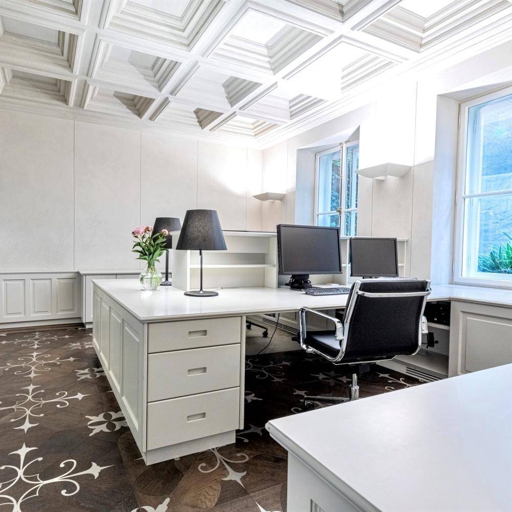 Ruhige Büroräumlichkeiten mit besonderen Oberflächen