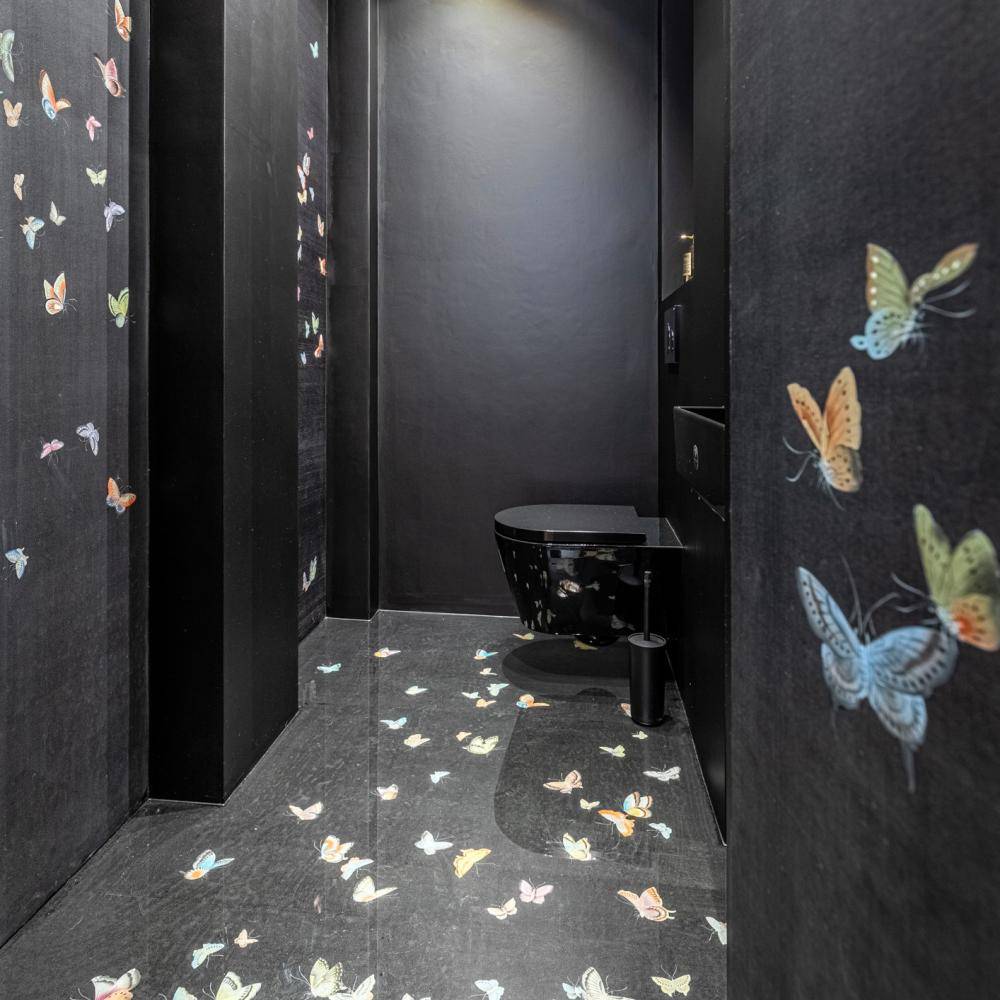 Ruhige Büroräumlichkeiten mit besonderen Oberflächen