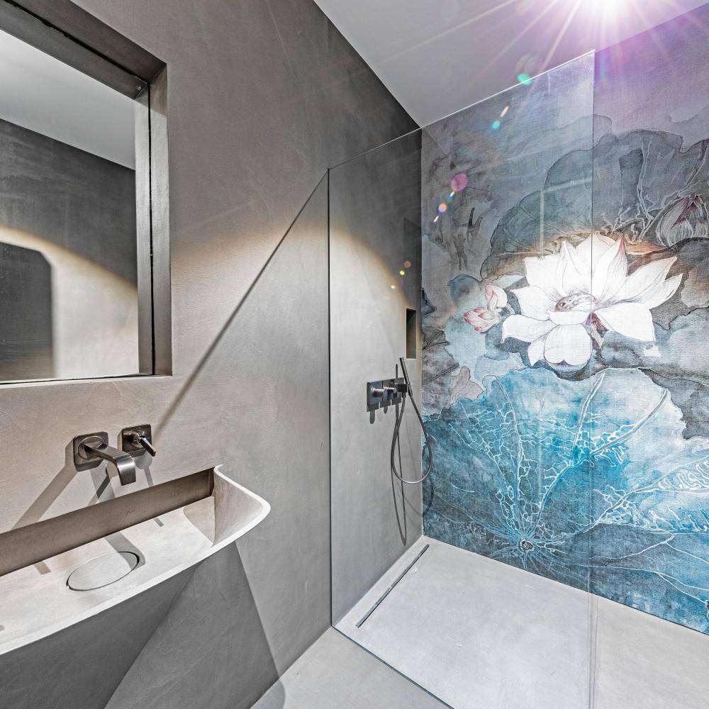 Ruhige Büroräumlichkeiten mit besonderen Oberflächen