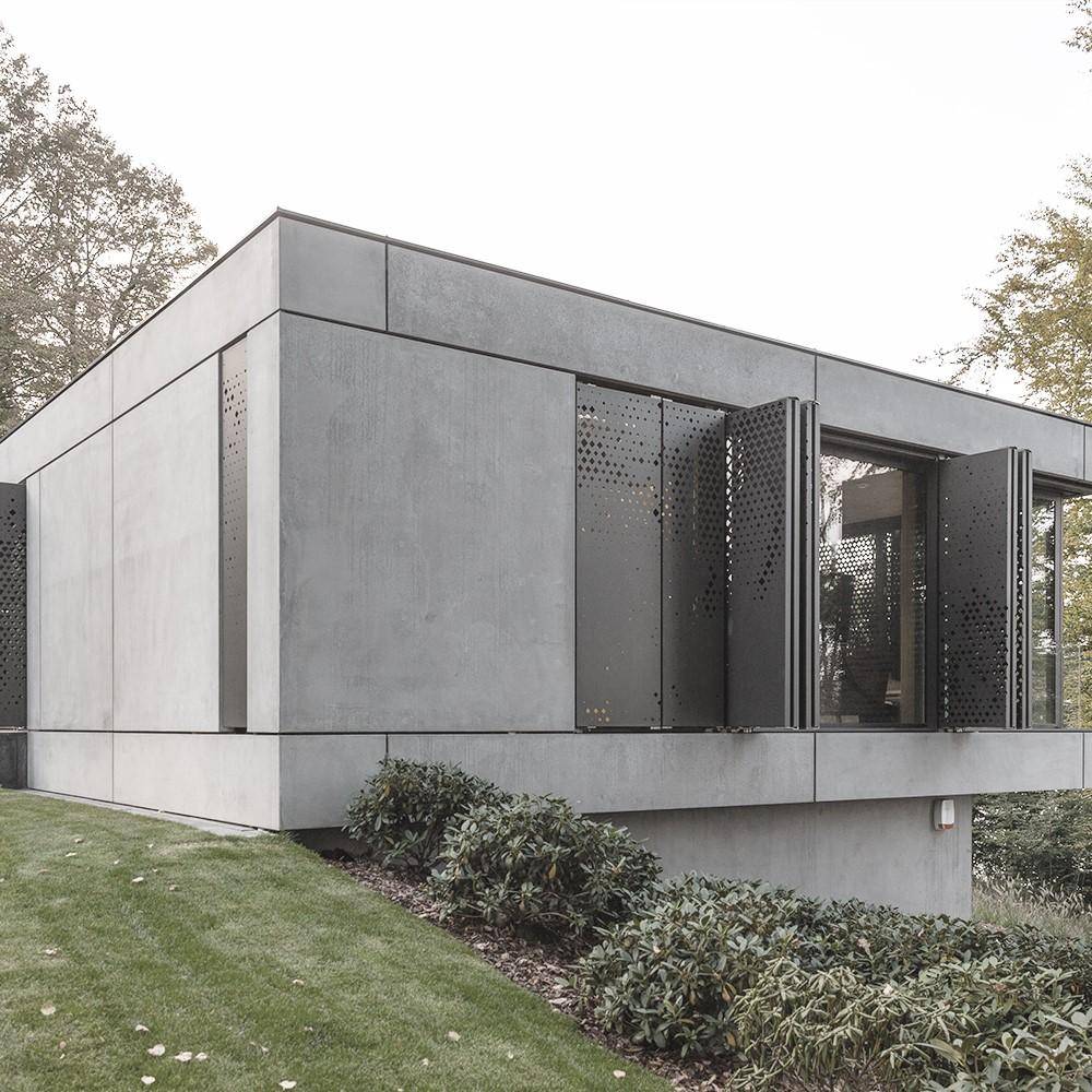 Schlichtes Haus am See