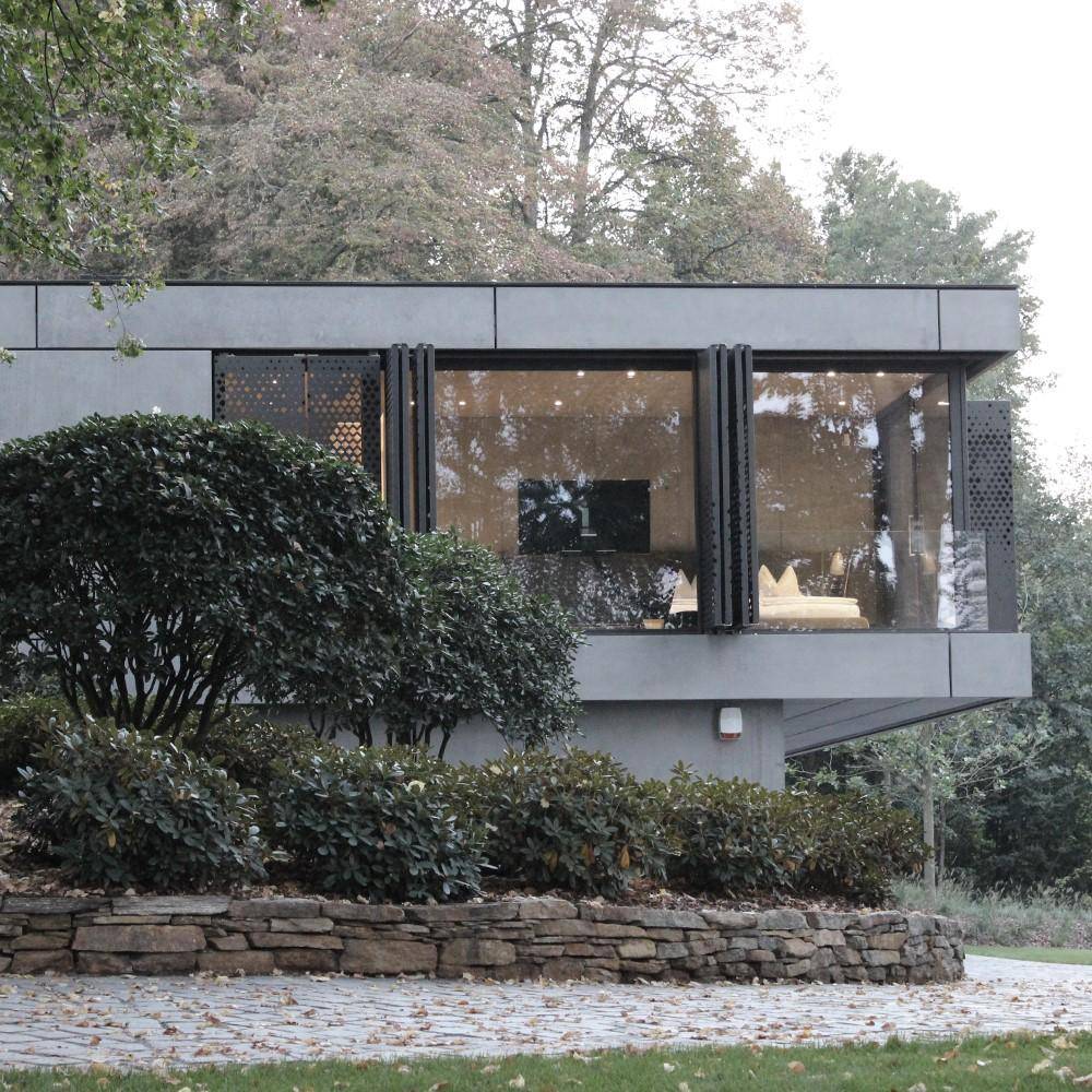 Schlichtes Haus am See