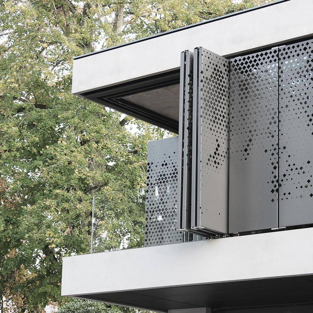 Schlichtes Haus am See