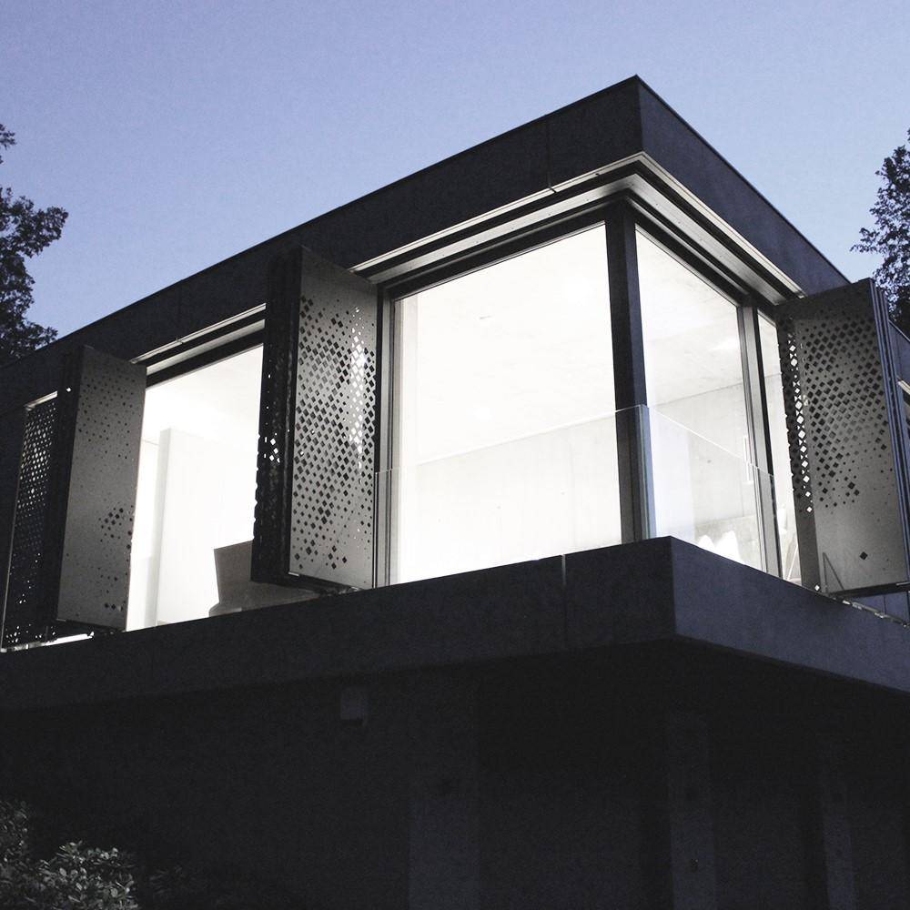 Schlichtes Haus am See