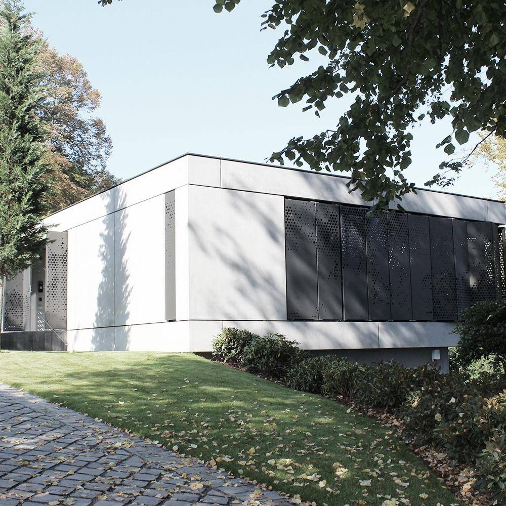 Schlichtes Haus am See