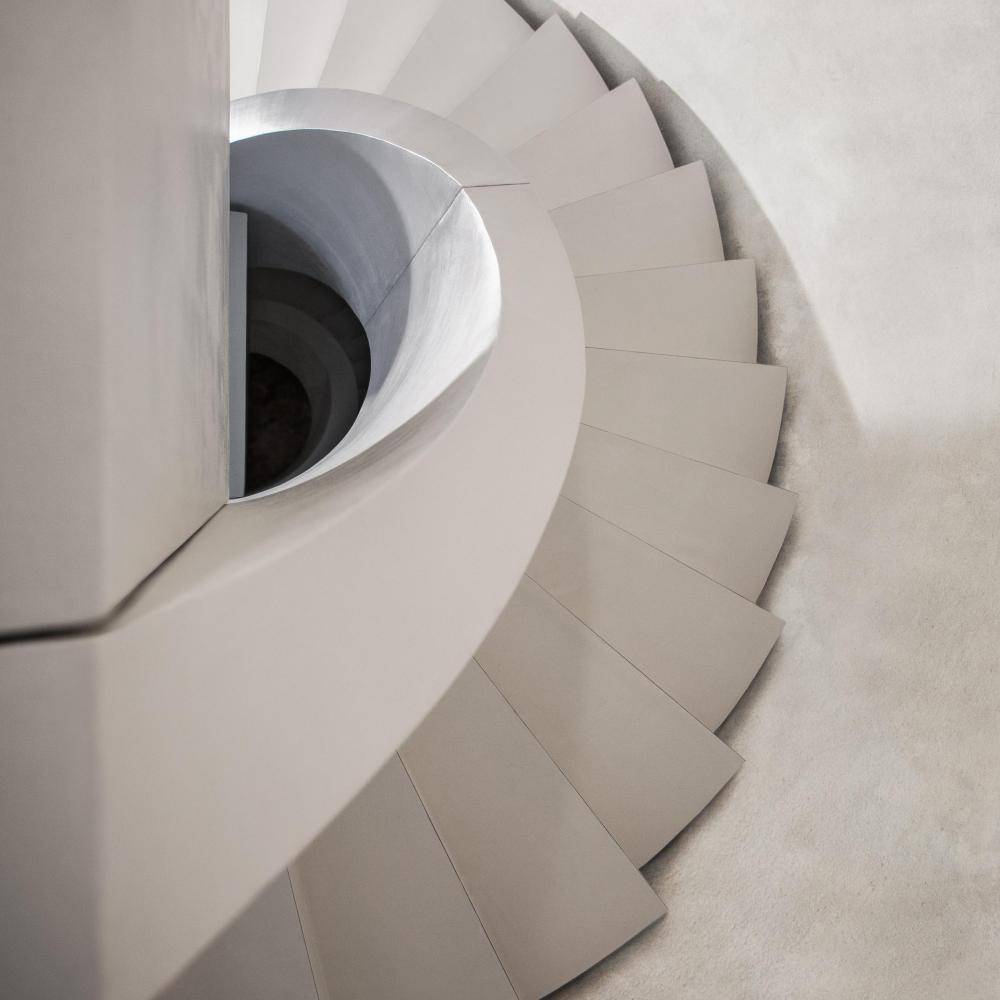 Skulpturartige Stiegenanlage