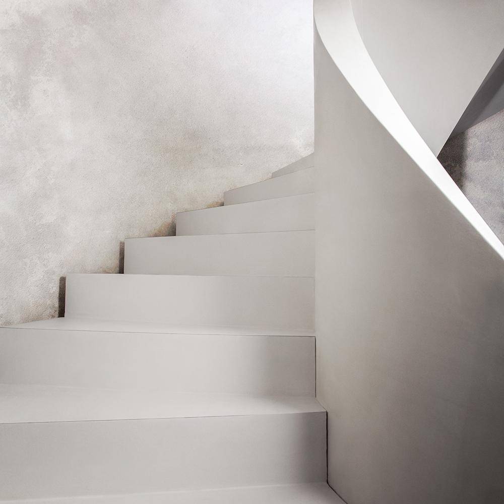 Skulpturartige Stiegenanlage