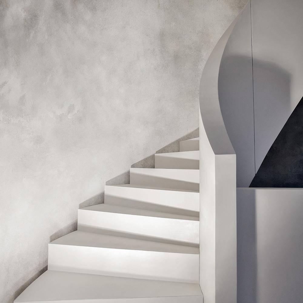 Skulpturartige Stiegenanlage