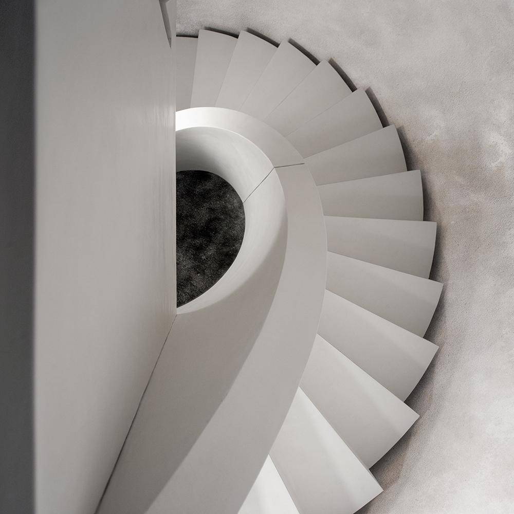 Skulpturartige Stiegenanlage