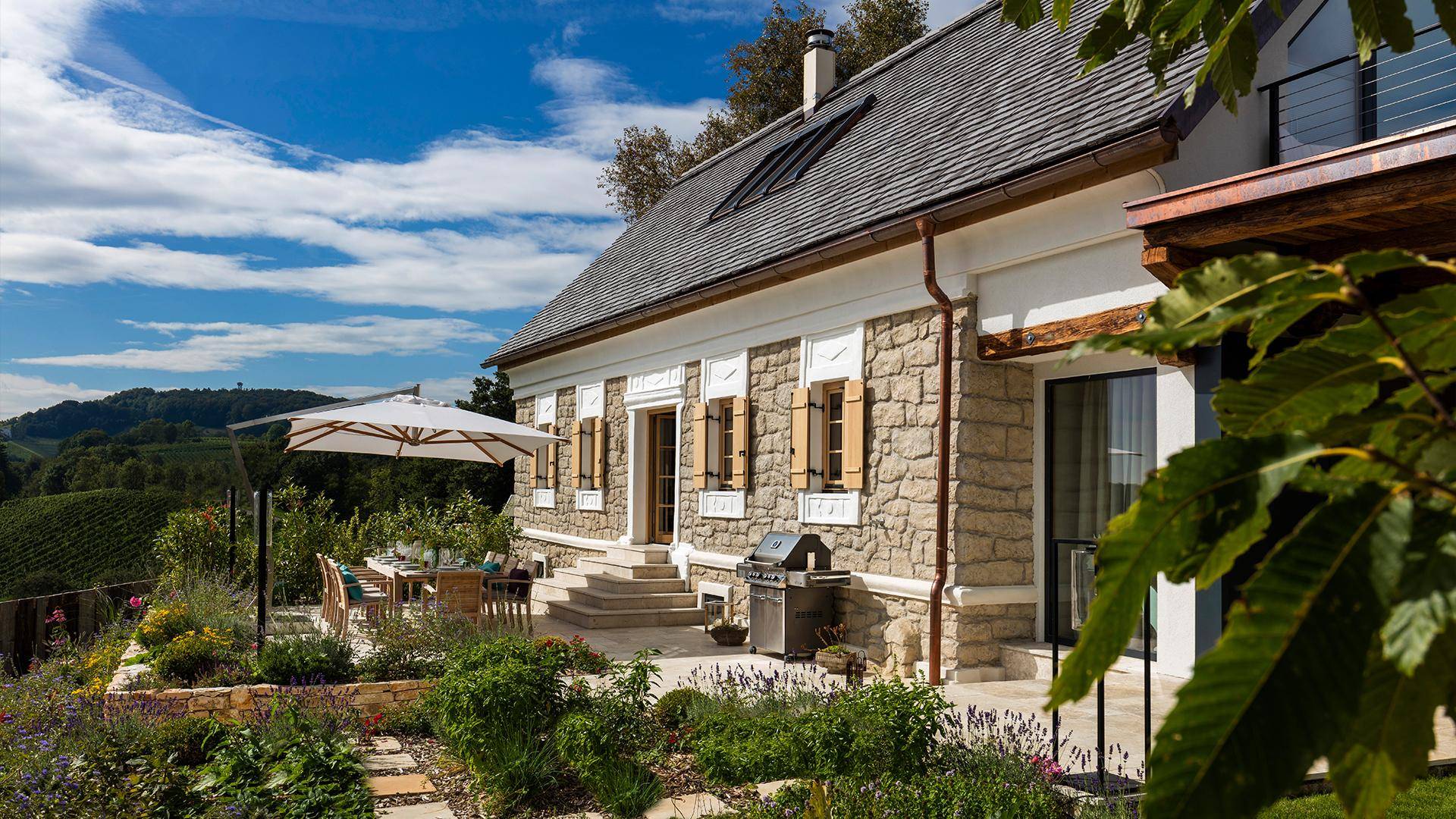 Altes restauriertes Winzerhaus in der steirischen Hügellandschaft