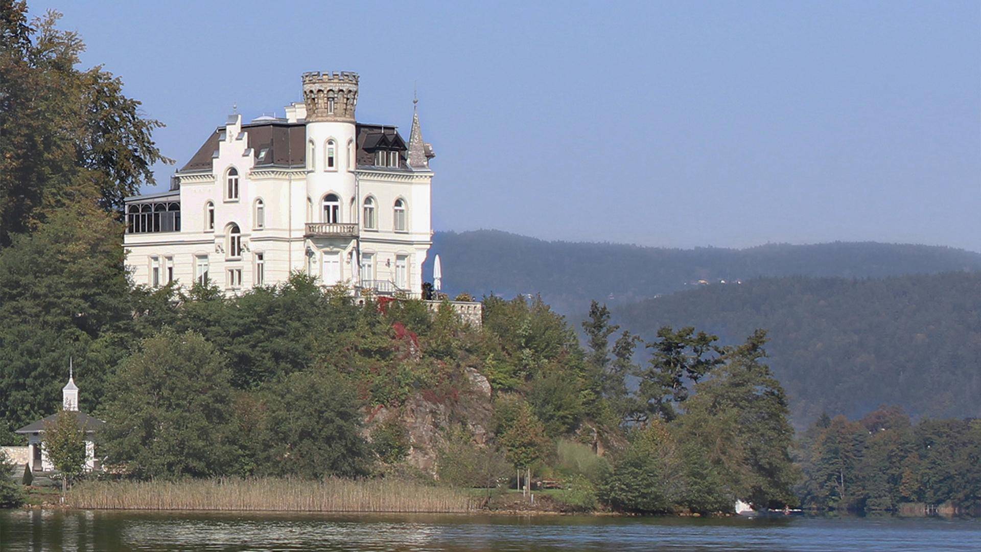 Geschichtsträchtiges Schloss am See