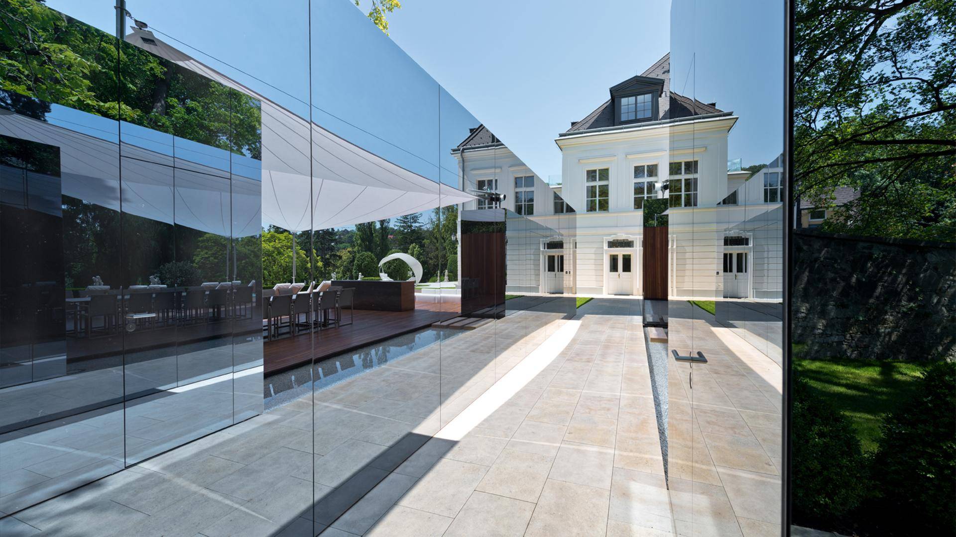 Moderne Aussenanlage eines Schlosses