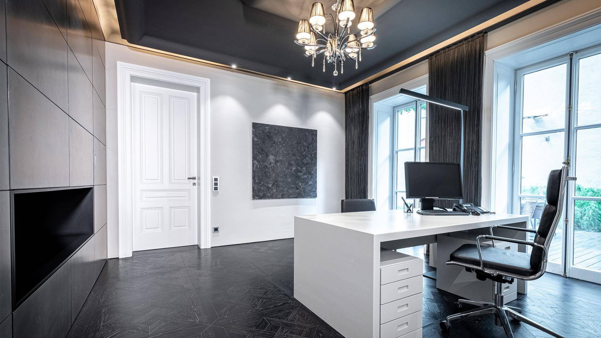 Ruhige Büroräumlichkeiten mit besonderen Oberflächen