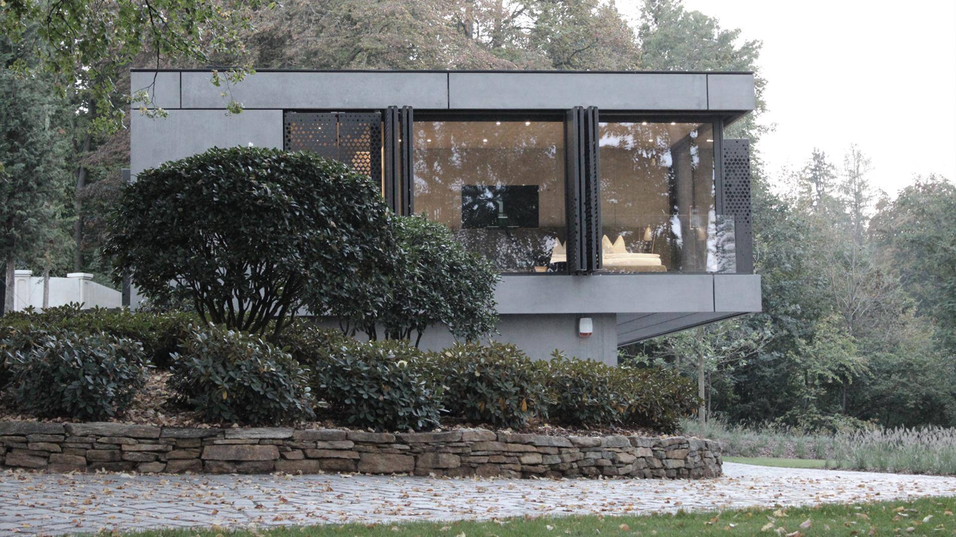 Schlichtes Haus am See