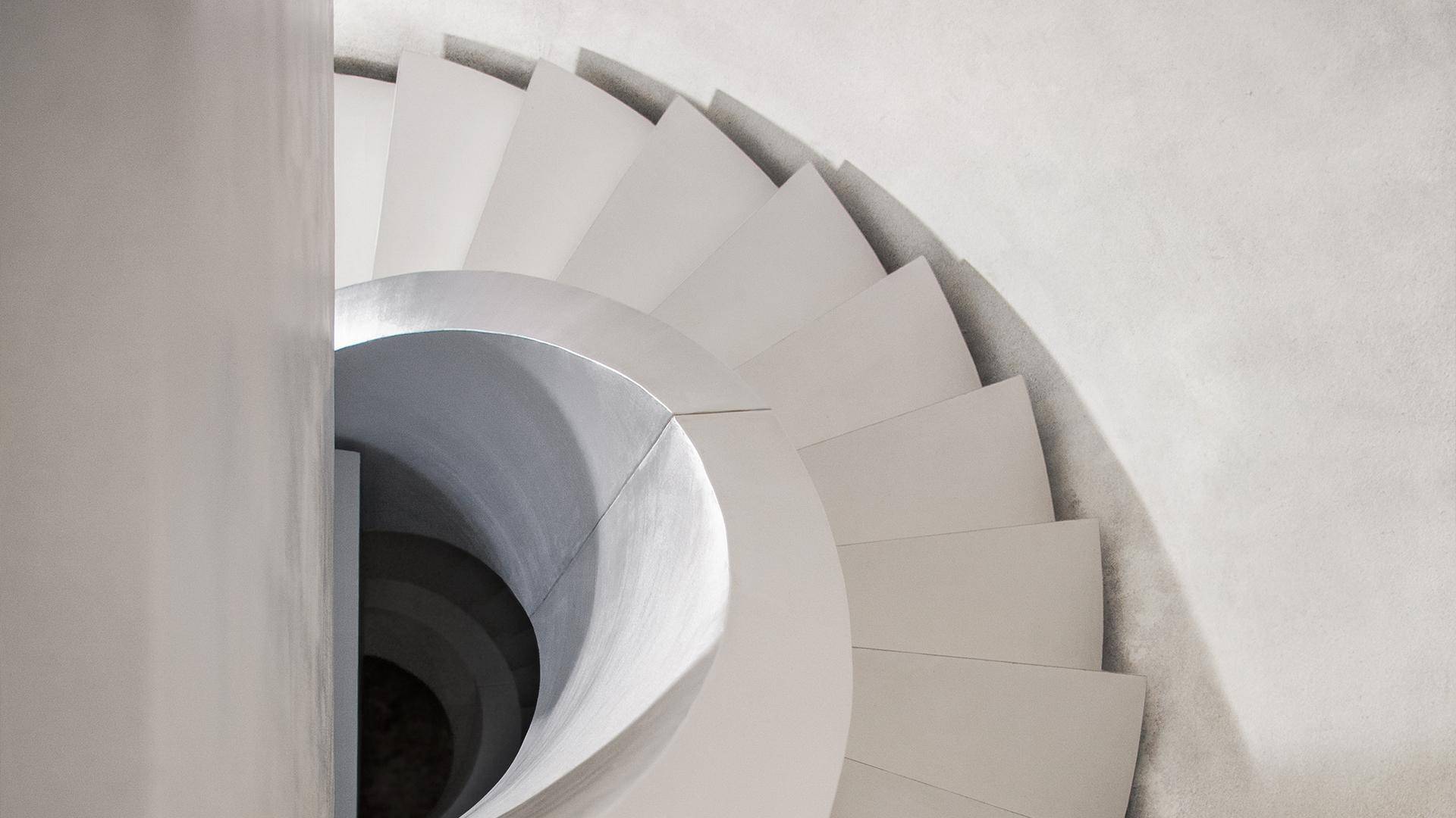 Skulpturartige Stiegenanlage